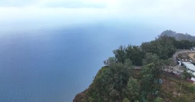 Madeira Cabo Girao 'nun panoramik manzarası ve Atlantik Okyanusu Oiverview manzarası dağ havacıkları ve uçurumlar. Portekiz.
