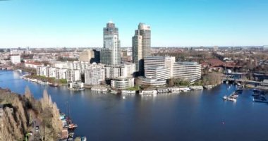 Amsterdam, 25 Aralık 2021, Hollanda 'da. Rembrandt Rembrandt Towe ve Amstel Tower, Philips ve Nationale Nederlanden 'ın Amsteltoren iş şirketi binası.