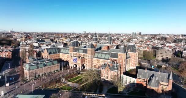 Amsterdão, 25 de dezembro de 2021, Países Baixos. Vista aérea de drones do museu nacional Rijksmuseum na capital de Amsterdã atração turística na Holanda. — Vídeo de Stock
