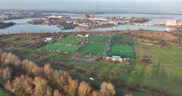 サッカーとフィールドホッケーのフィールドは、オランダのIjburgとDiemen近くアムステルダムのスポーツ活動クラブ。アクティブライフスタイルスポーツクラブ — ストック動画