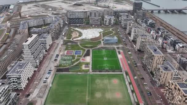 Zeeburg Skate Park και παιδότοπος για παιδιά σε Άμστερνταμ, Zeeburgereiland και Nieuwe Diep, Ολλανδία. Εναέρια επισκόπηση drone. — Αρχείο Βίντεο