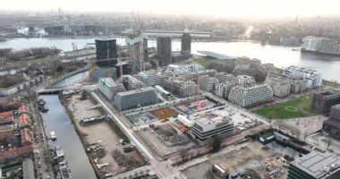 Amsterdam, 1 Ocak 2022, Hollanda. Amsterdam şehir merkezindeki Lj boyunca Buiksloterweg 'deki modern gayrimenkul apartmanlarının inşaat sahasında..