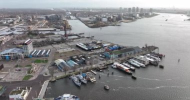 NDSM Werf modern apartman inşaatı tarihi sanayi bölgesinde. Amsterdam, Hollanda