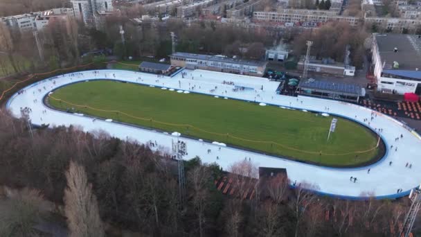 Amsterdão, 9 de janeiro de 2022, Países Baixos. Jaap Eden pista de patinação no gelo vista aérea. Atividades esportivas de lazer ao ar livre instalação de patinação no gelo. — Vídeo de Stock