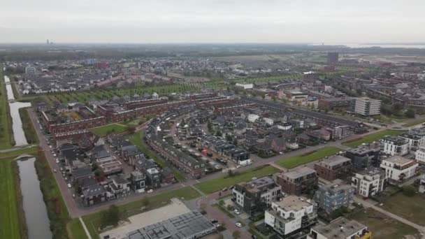 港、オランダ、郊外の住宅地だけです。新しい近代的な建物の持続可能な住宅地の住宅. — ストック動画