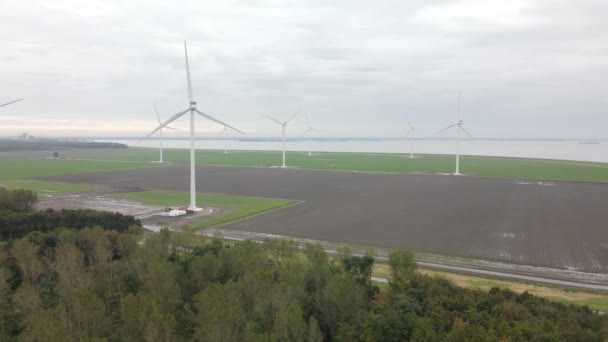 Almere, 23 de outubro de 2021, Países Baixos. Turbinas eólicas em Almere, área do parque de recuperação de energia sustentável. Vista aérea de drones. Windpark Jaap Rodenburg II — Vídeo de Stock