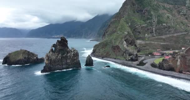 Кліффські аеродроми і гірські аеростати. Скелі в океані з атлантичним океаном б'ються об скелі. Прекрасна природа і острів Мадейра.. — стокове відео
