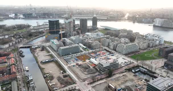 Amsterdam, 1 januari 2022, Nederland. Bouwplaats van moderne woningen aan de Buiksloterweg langs de Ij in het centrum van Amsterdam. — Stockvideo