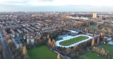 Amsterdam, 9 Ocak 2022, Hollanda. Jaap Eden buz pateni pisti hava manzaralı. Açık hava spor aktiviteleri buz pateni tesisi..