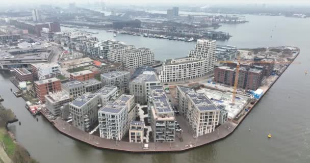 Vedere aeriană a locuințelor rezidențiale moderne din Amsterdam Est la Cruqius în Olanda. La ora de aur apus. — Videoclip de stoc