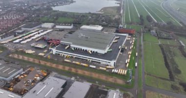 Woerden, 23 Ocak 2022, Hollanda 'da. Süpermarket lojistik dağıtım merkezi, süpermarket tedarik zinciri merkezi. Havadan