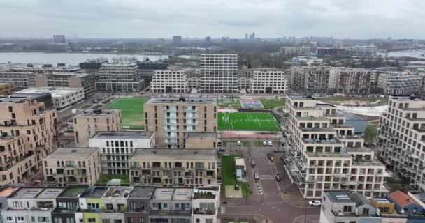 Uitzicht vanuit de lucht op moderne flatwoningen in Amsterdam Oost bij Cruqius in Nederland. Op gouden uur zonsondergang. — Stockvideo