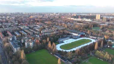 Amsterdam, 9 Ocak 2022, Hollanda. Jaap Eden buz pateni pisti hava manzaralı. Açık hava spor aktiviteleri buz pateni tesisi..