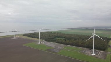 Almere, 23 Ekim 2021, Hollanda 'da. Almere 'de rüzgar türbinleri, sürdürülebilir enerji kurtarma parkı alanı. Hava aracı görüntüsü. Windpark Jaap Rodenburg II