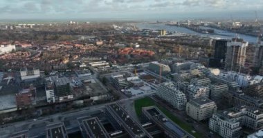 Amsterdam, 1 Ocak 2022, Hollanda. Amsterdam şehir merkezindeki Lj boyunca Buiksloterweg 'deki modern gayrimenkul apartmanlarının inşaat sahasında..