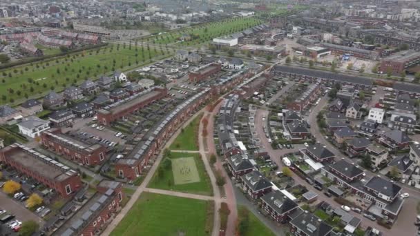 Almere Poort, Nederländerna, förortsbostadsområde. Nybyggt modernt hållbart bostadsområde. — Stockvideo