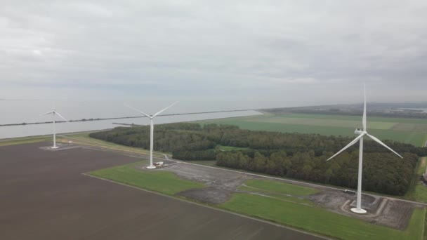 Almere, 23. října 2021, Nizozemsko. Větrné turbíny v oblasti Almere, trvale udržitelné využití energie parku. Letecký výhled. Windpark Jaap Rodenburg II — Stock video