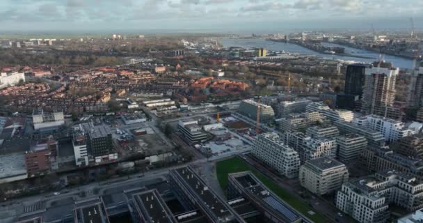 Amsterdam, 1 Ocak 2022, Hollanda. Amsterdam şehir merkezindeki Lj boyunca Buiksloterweg 'deki modern gayrimenkul apartmanlarının inşaat sahasında.. — Stok video