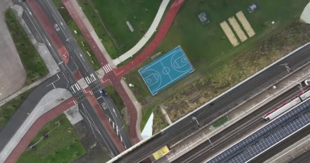 Campo de esportes de basquete campo de jogos urbano aérea de cima para baixo visão geral. Campo de jogos na cidade. — Vídeo de Stock