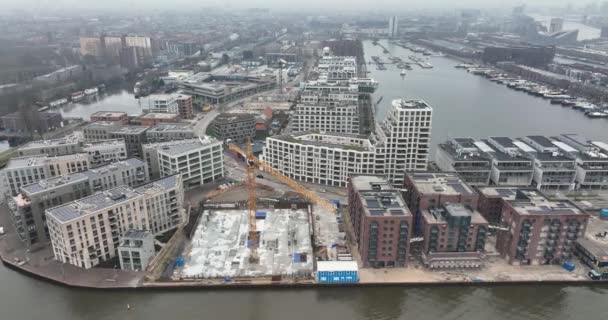 Vista aérea de la vivienda residencial de apartamentos modernos en Amsterdam Este en Cruqius en los Países Bajos. A la hora dorada del atardecer. — Vídeos de Stock