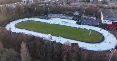 Amsterdam, 9 Ocak 2022, Hollanda. Jaap Eden buz pateni pisti hava manzaralı. Açık hava spor aktiviteleri buz pateni tesisi..