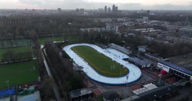 Amsterdam, 9 Ocak 2022, Hollanda. Jaap Eden buz pateni pisti hava manzaralı. Açık hava spor aktiviteleri buz pateni tesisi..