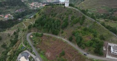 Uçurumlar ve dağlarla çevrili küçük bir kilise ve yeşil doğa manzaralı bir köy. Madeira Portekiz 'de.