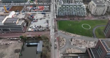 Amsterdam, 1 Ocak 2022, Hollanda. Amsterdam şehir merkezindeki Lj boyunca Buiksloterweg 'deki modern gayrimenkul apartmanlarının inşaat sahasında..