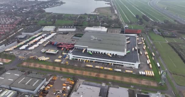 Woerden, 23 gennaio 2022, Paesi Bassi. Jumbo supermercato centro logistico di distribuzione di generi alimentari, supermercato centro della catena di approvvigionamento. Aerea — Video Stock