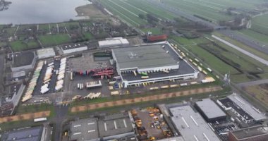 Woerden, 23 Ocak 2022, Hollanda 'da. Süpermarket lojistik dağıtım merkezi, süpermarket tedarik zinciri merkezi. Havadan