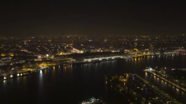 Amsterdam Merkez İstasyonu 'nun yeni yıl havai fişekleri gece yarısı patlayacak..