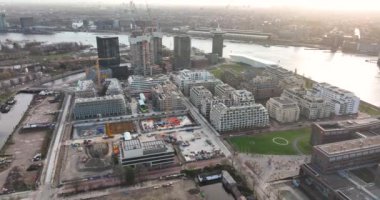 Amsterdam, 1 Ocak 2022, Hollanda. Amsterdam şehir merkezindeki Lj boyunca Buiksloterweg 'deki modern gayrimenkul apartmanlarının inşaat sahasında..