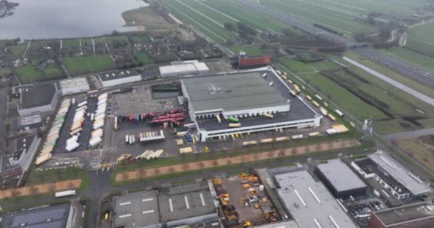 Woerden, 23 Ocak 2022, Hollanda 'da. Süpermarket lojistik dağıtım merkezi, süpermarket tedarik zinciri merkezi. Havadan — Stok video