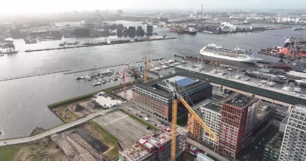 Amsterdam, le 2 janvier 2022, Pays-Bas. Immeuble de bureaux de Hema. Hema supermarqueur de consommation et magasin d'articles ménagers. — Video