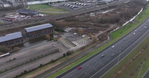 Breukelen, 31. prosince 2021, Nizozemsko. Teslag elektrické vozidlo, EV nabíjecí stanice podél dálnice A2. — Stock video