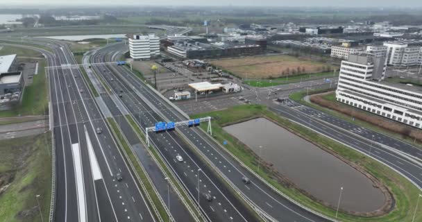 Amsterdam, 1. ledna 2022, Nizozemsko. McDonalds restaurace budovy a podepsat letecké drone pohled. Podél dálnice. — Stock video