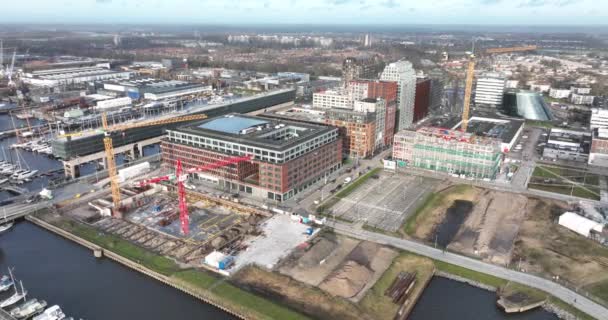 アムステルダム、 2022年1月2日、オランダ。ヘマ本部ビルだ。ヘマ消費者スーパーマーカと家庭用品店. — ストック動画