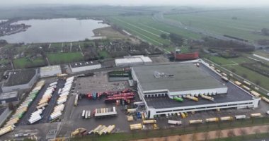 Woerden, 23 Ocak 2022, Hollanda 'da. Süpermarket lojistik dağıtım merkezi, süpermarket tedarik zinciri merkezi. Havadan