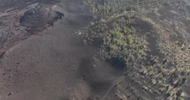 Ulusal bir doğa parkındaki volkanik bir dağın zirvesinin insansız hava aracı. Tenerife, İspanya, Avrupa 'daki bir adada kayalık, engebeli, güzel bir manzara..