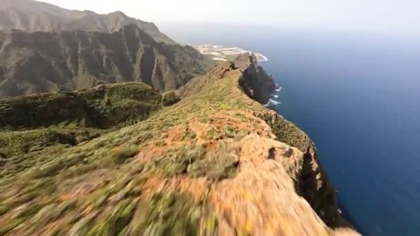 Sorvolando scogliere e montagne lungo la costa. Immersioni specteculair paesaggio e natura volare vicino lungo le rocce. — Video Stock