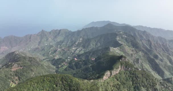 Widok z lotu ptaka górskiej doliny krajobraz leśny, mgliste góry, klify i skały epicki krajobraz na Teneryfie Hiszpania. — Wideo stockowe