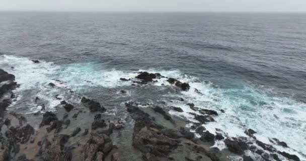 Drsná mořská voda a skalnaté pobřeží. atalantické oceánské vlny a voda bušící do skal podél pobřeží. Uklidňující relaxační příroda. — Stock video