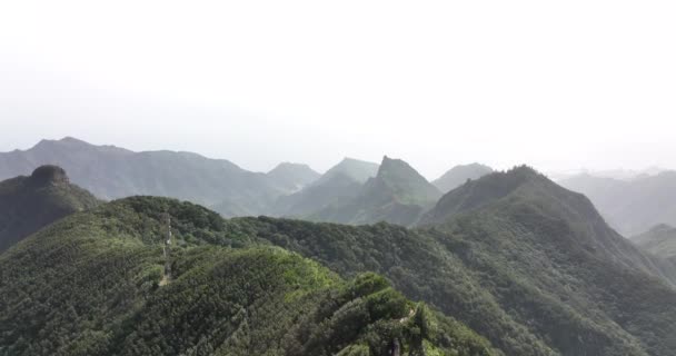 西班牙特内里费岛的高山谷地、多雾的山脉、悬崖和岩石史诗景观的空中景观. — 图库视频影像