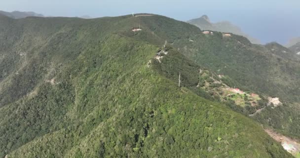 테네리페 산악 항공. 극적 인 절벽, 바위와 푸른 숲 이 산을 감싸고 있습니다. 파노라마 드론 화면. 스페인의 관광 휴양지. — 비디오