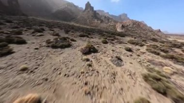 Çölde bir FPV insansız hava aracıyla ve kumlu ve kayalık bir arazi gibi ayda sörf yapmak. Kayalıklar ve kayalıklar boyunca yakın uçmak.