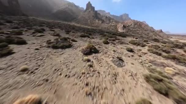 Urwisko Surfujące Dronem Fpv Pustyni Księżycu Niczym Piaszczysty Skalisty Krajobraz — Wideo stockowe