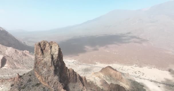 Grandes acantilados en un paisaje rocoso arenoso del desierto. Tormenta de polvo del desierto de Calima sobre la montaña en el parque nacional de Tenerife, España, Europa, Islas Canarias. — Vídeo de stock