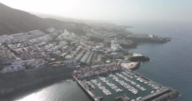 Los Gigantes 'in sarp kayalıklardaki küçük köyü mavi Atlantik Okyanusu panorama deniz manzaralı insansız hava aracı görüntüleriyle sınırlıdır. Tenerife, İspanya, Kanarya Adaları, Avrupa.