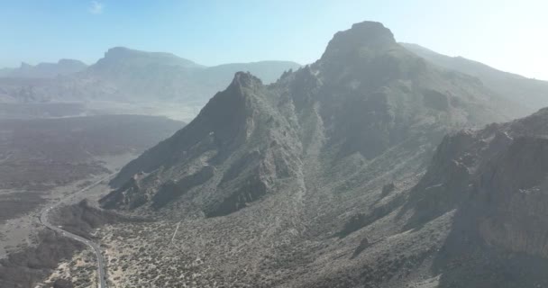 沙漠沙质粗糙岩石景观中的巨大悬崖。西班牙，欧洲，加那利群岛，特内里费国家公园，卡里马沙漠沙尘暴. — 图库视频影像
