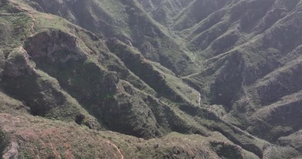 大西洋岸線に沿って崖、高い山の山の空中。パノラマの美しいラフ海と緑の岩の自然景観。ハイキングの楽園。テネリフェ島,スペイン,ヨーロッパ. — ストック動画